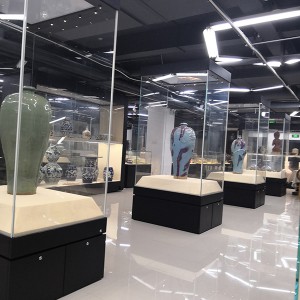 灵山博物馆彩陶制品展示柜